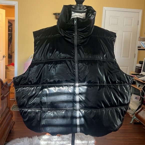 Wild Fable Women's plus size  Iridescent Cropped
 Black Puffer Vest - Picture 7 of 9